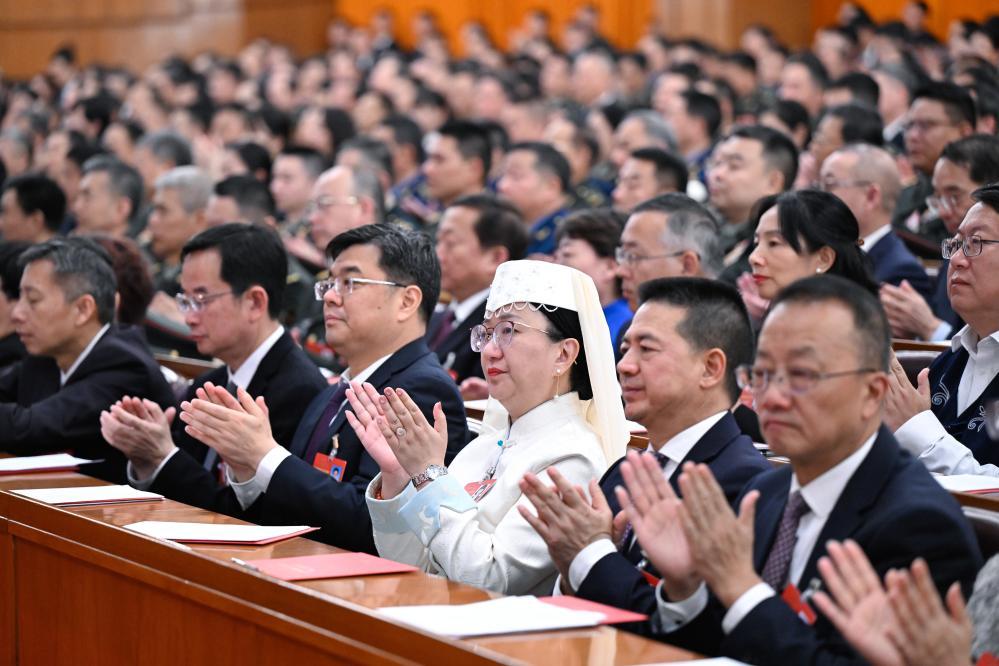 十四届全国人大三次会议举行闭幕会