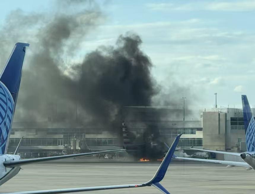 美国再发航空事故 一架飞机在丹佛国际机场起火