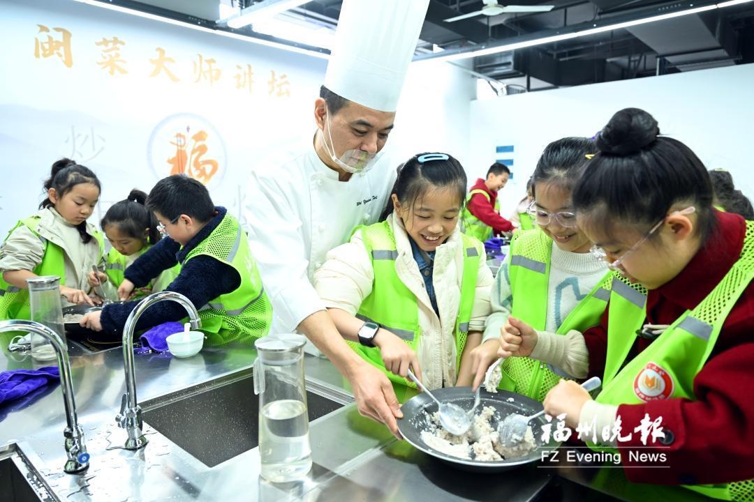 福州晚报写作训练营定制团逛 “闽菜大观园”品闽都福味