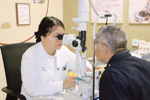 六旬匠人眼睛看不清险断父子生计 公益手术助其重执维修工具