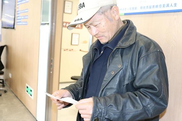 六旬匠人眼睛看不清险断父子生计 公益手术助其重执维修工具