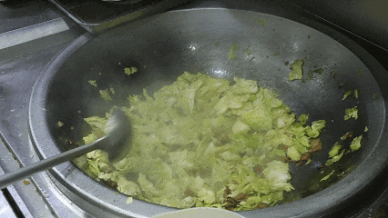 福建一高校食堂“包菜炒一切”?!原因竟是…… 福建一高校食堂“包菜炒一切”?!原因竟是……