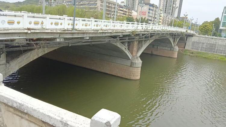 44岁外卖员凌晨4点下河救人牺牲