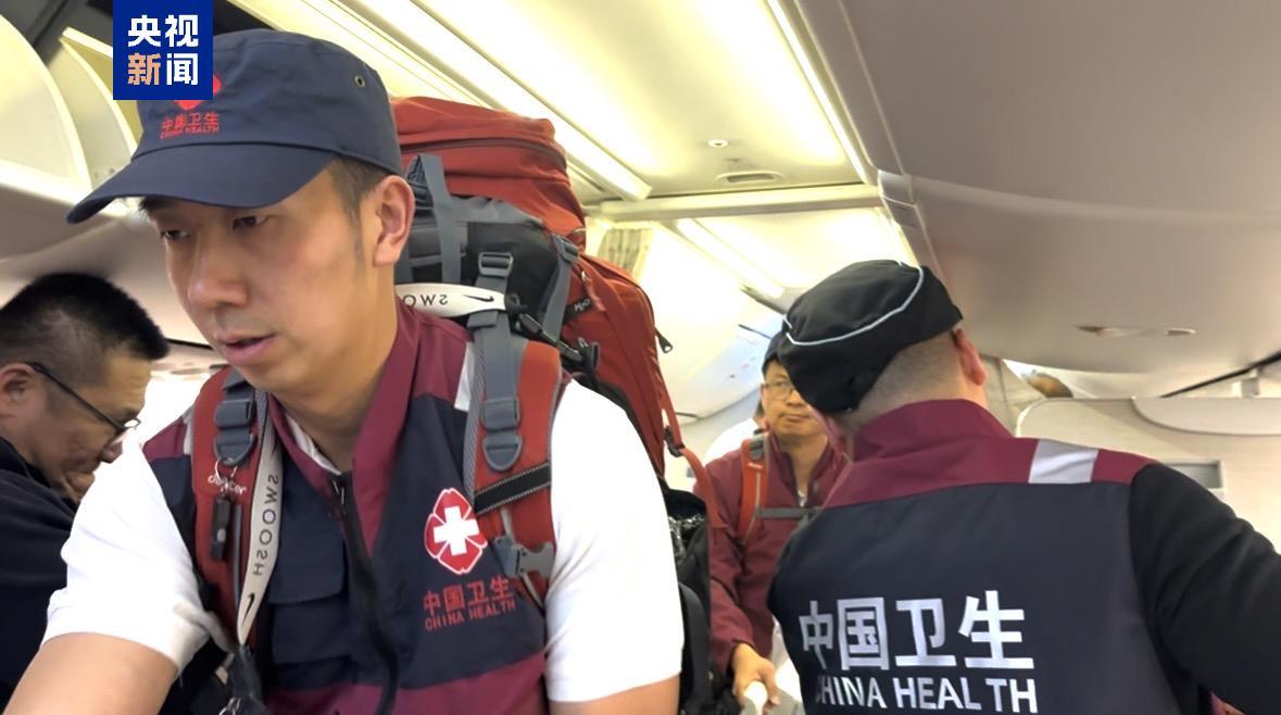 中国云南救援医疗队包机赶赴缅甸震区