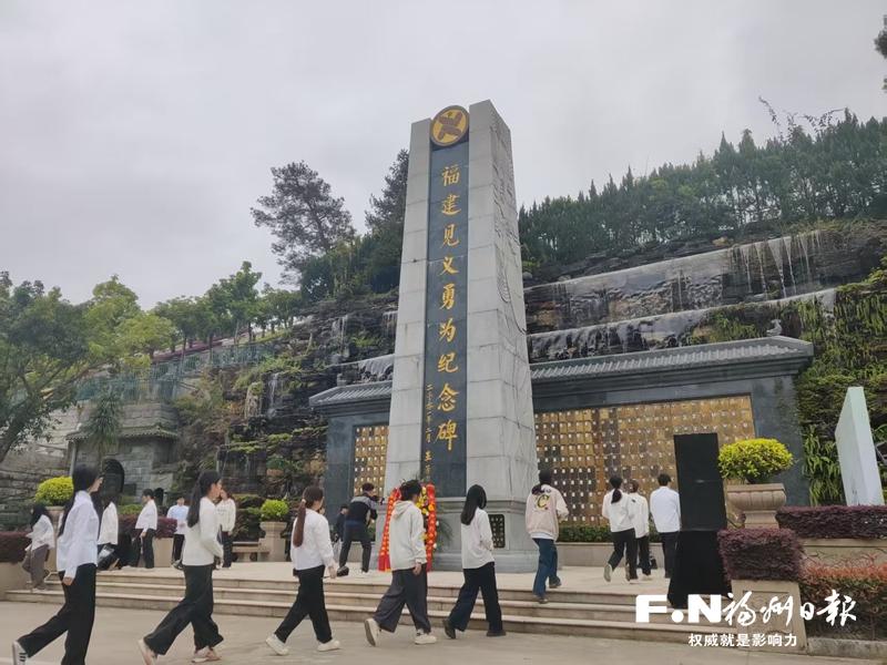 省见义勇为基金会开展清明祭奠见义勇为英烈活动