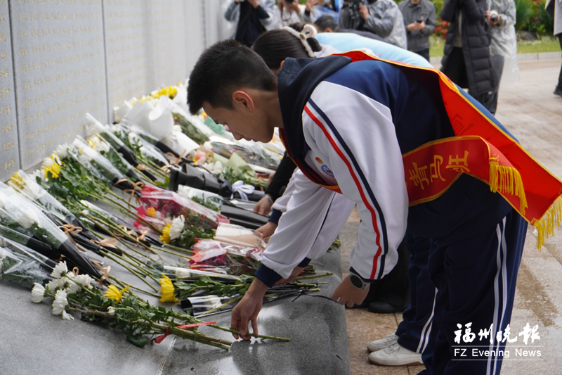 福州：百名青少年清明祭英烈