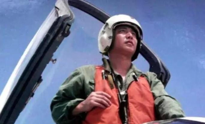 王伟烈士墓前摆了一张神秘照