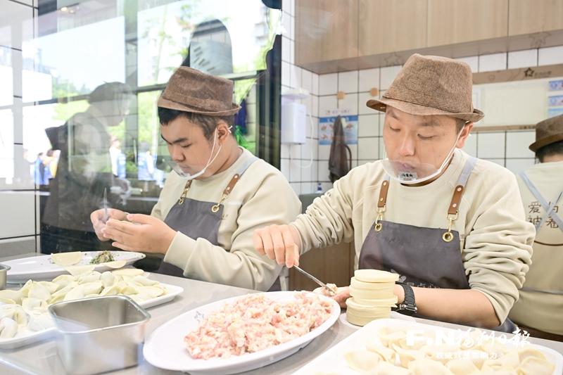 福建省首家孤独症青年手作饺子茶咖空间在榕开业