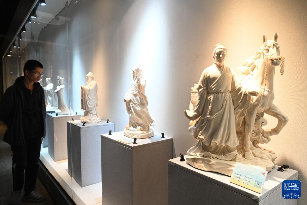 “素白凝光——德化白瓷艺术传承展”在福州开幕