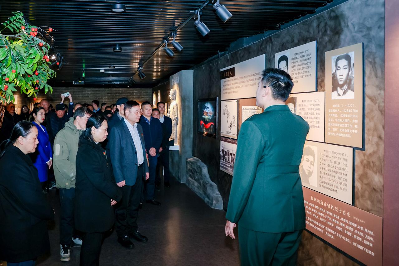 福建福州：清明祭英烈 传承正当时