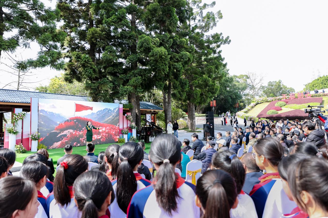 福建福州：清明祭英烈 传承正当时