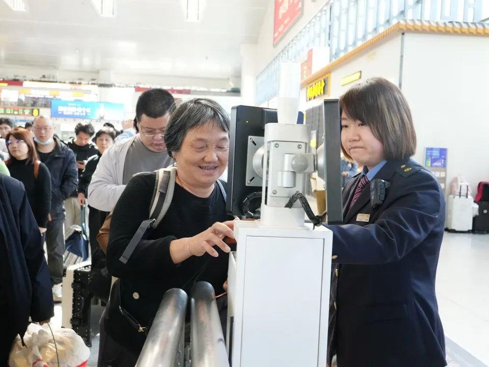 福州火车站迎“清明”客流高峰 多举措确保出行顺畅