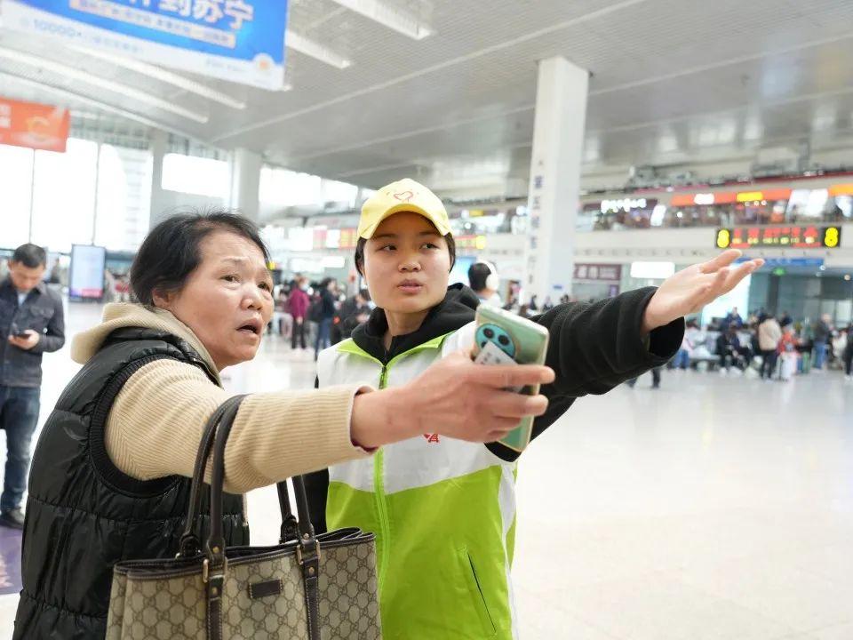 福州火车站迎“清明”客流高峰 多举措确保出行顺畅