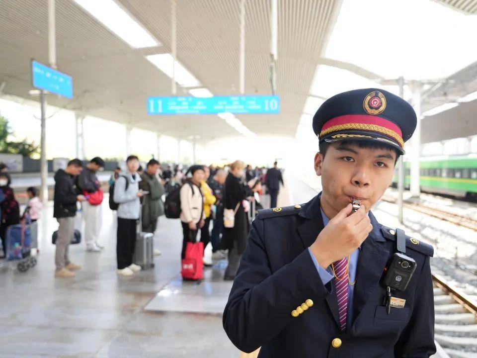 福州火车站迎“清明”客流高峰 多举措确保出行顺畅