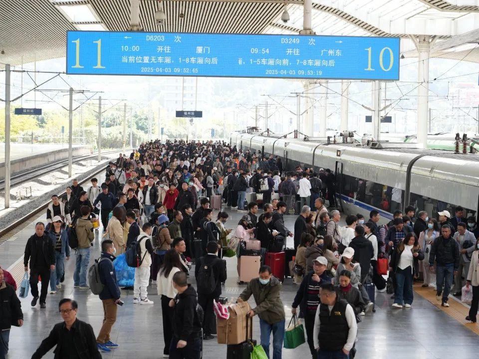 福州火车站迎“清明”客流高峰 多举措确保出行顺畅