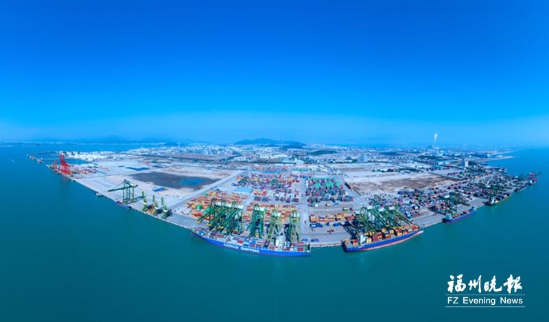 福州港首个20万吨级集装箱码头建成