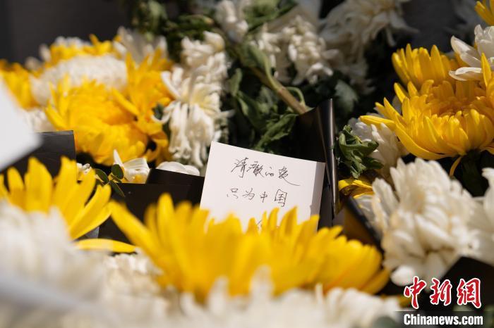 清明，陈祥榕烈士画像前，摆满了鲜花和他爱吃的橘子……