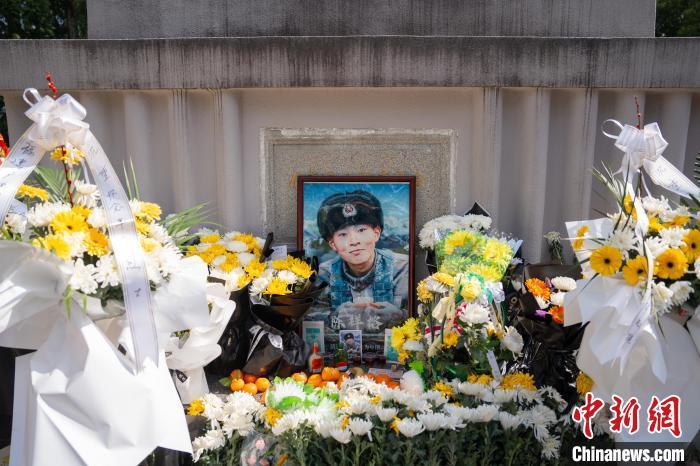 清明，陈祥榕烈士画像前，摆满了鲜花和他爱吃的橘子……