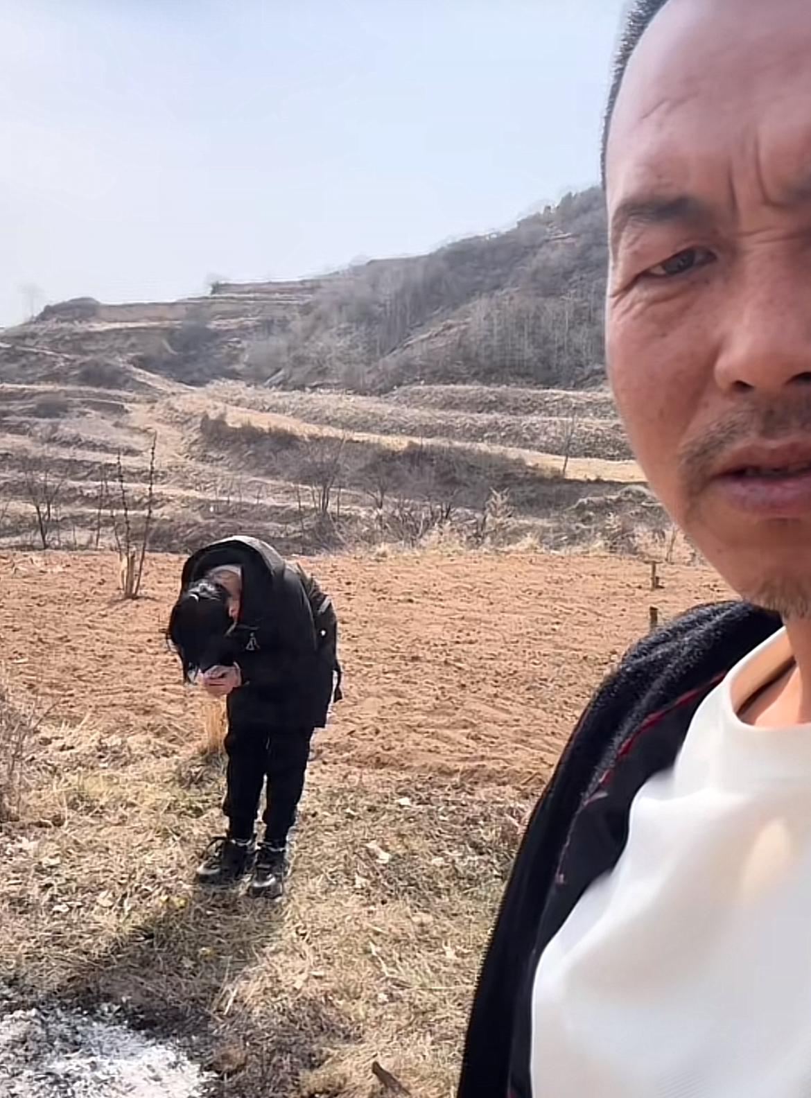 网红司机带新女友为亡妻扫墓