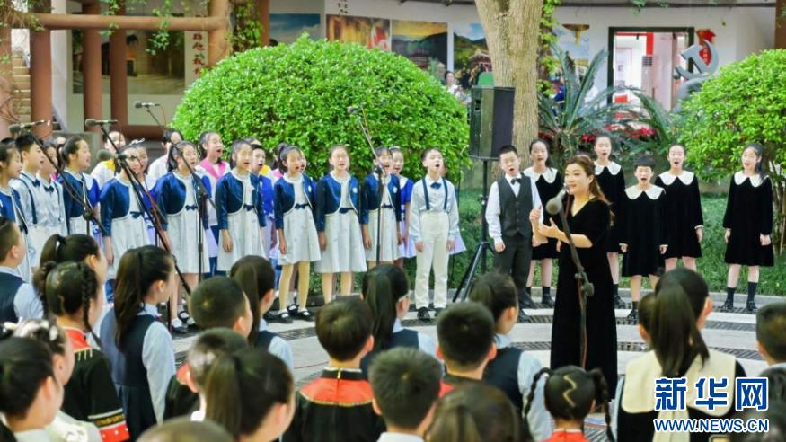 百年流苏树下 福州学子以歌相和