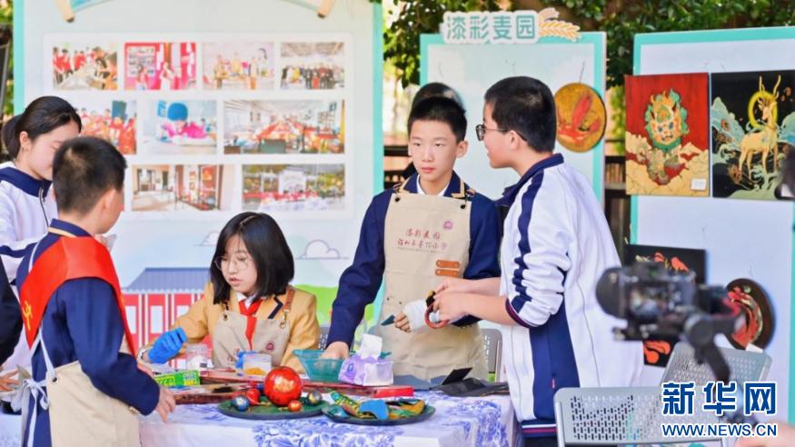 百年流苏树下 福州学子以歌相和