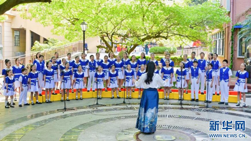 百年流苏树下 福州学子以歌相和