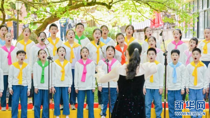 百年流苏树下 福州学子以歌相和