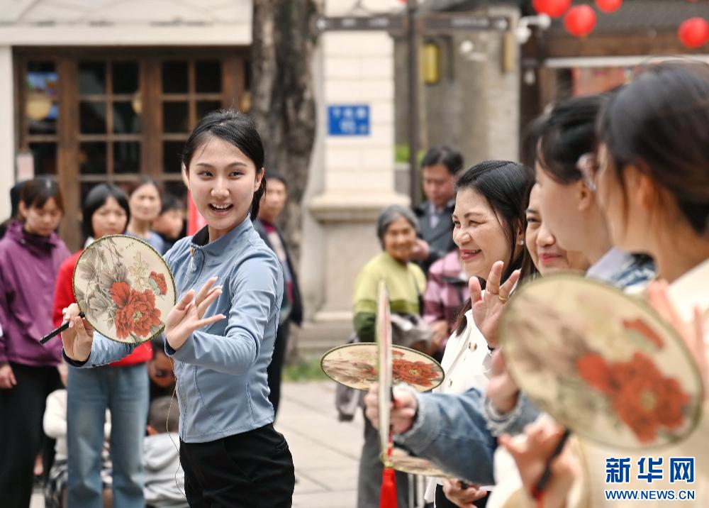 周末戏相逢：连台好戏受青睐