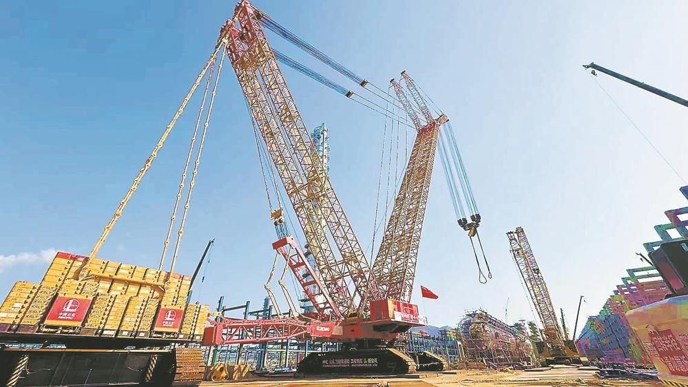 全球最大履带式起重机在古雷创下新纪录