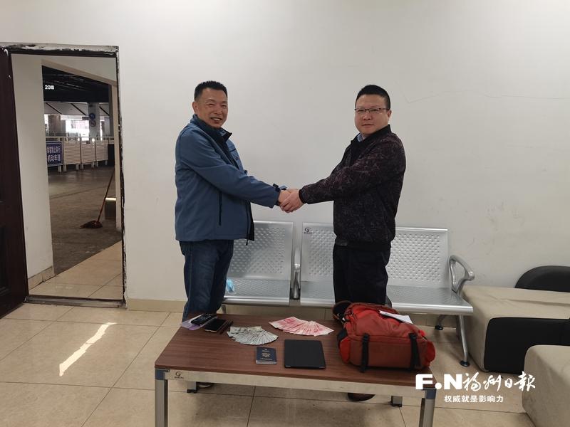 游客遗落装有现金和护照的背包 福州公交爱心接力物归原主