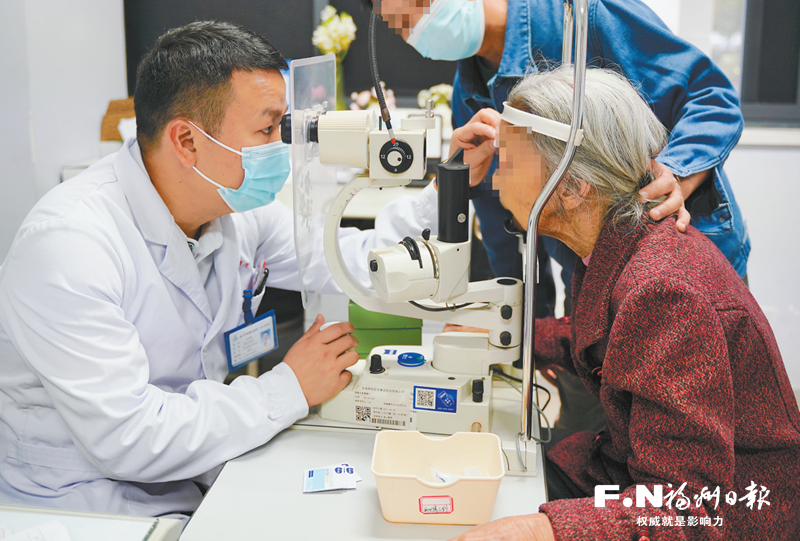 白内障久拖不治老人坐轮椅出行 医生：早诊早治很关键