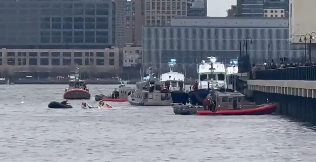 美国纽约一架直升机坠河 机上6人全部遇难