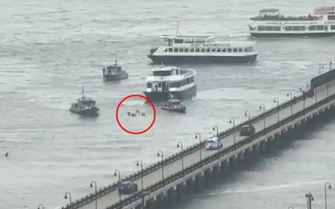 美国纽约一架直升机坠河 机上6人全部遇难