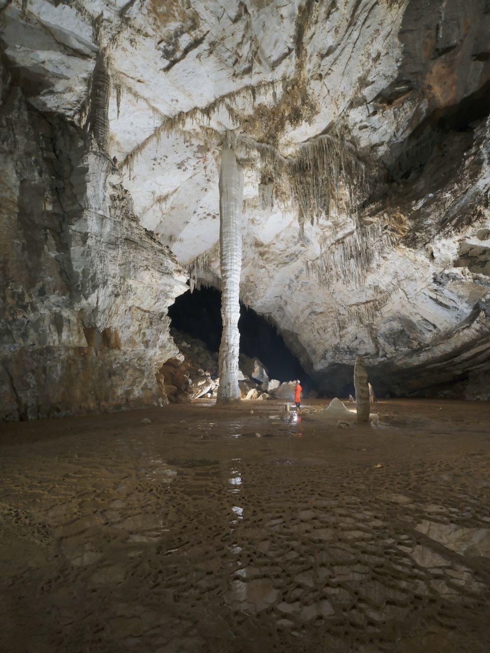贵州深山发现4.8亿年“地下水晶宫”