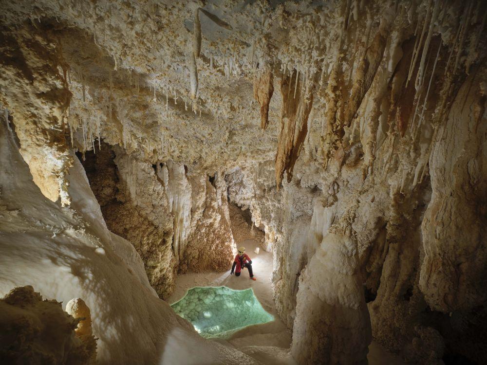 贵州深山发现4.8亿年“地下水晶宫”