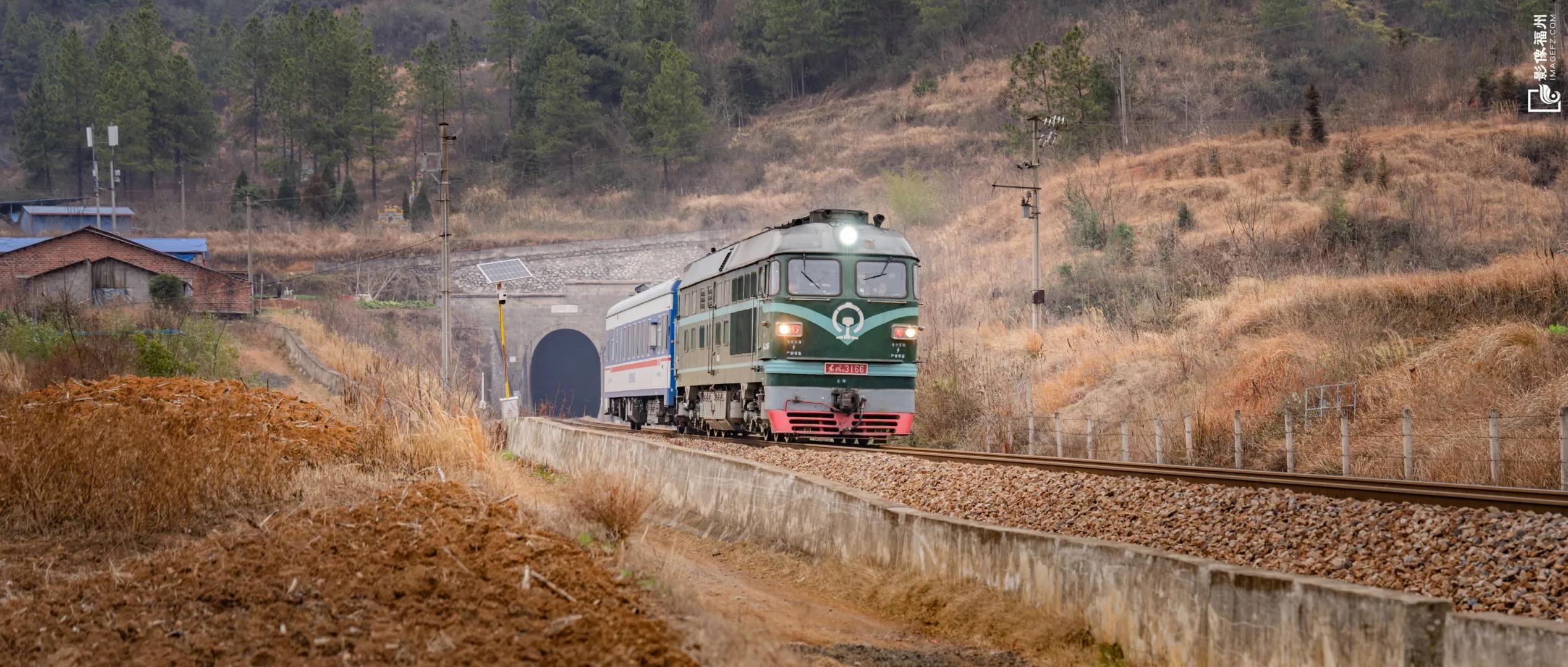 陈子宏：14岁开始“追火车”，拍下上万张照片