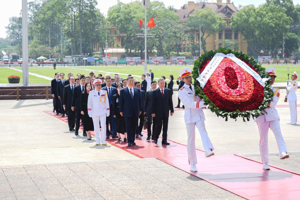 习近平瞻仰胡志明陵并敬献花圈