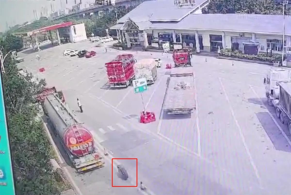 轮胎滚进高速服务区撞翻行人致1死