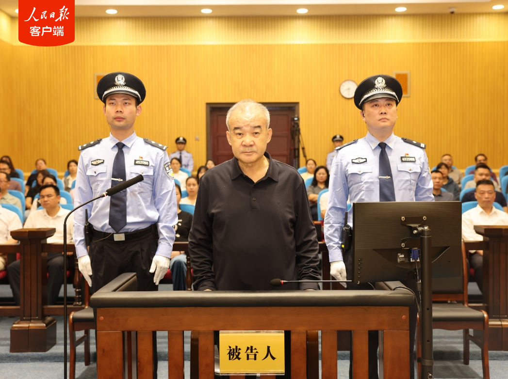 新疆维吾尔自治区政协原副主席窦万贵受贿案一审开庭