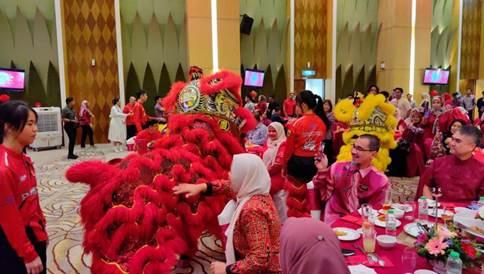 从习主席署名文章看大国外交 | 走近马来舞狮少年，感受“切水不断”世代情谊