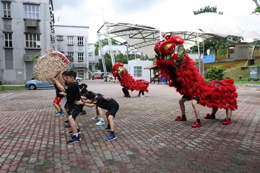 从习主席署名文章看大国外交 | 走近马来舞狮少年，感受“切水不断”世代情谊