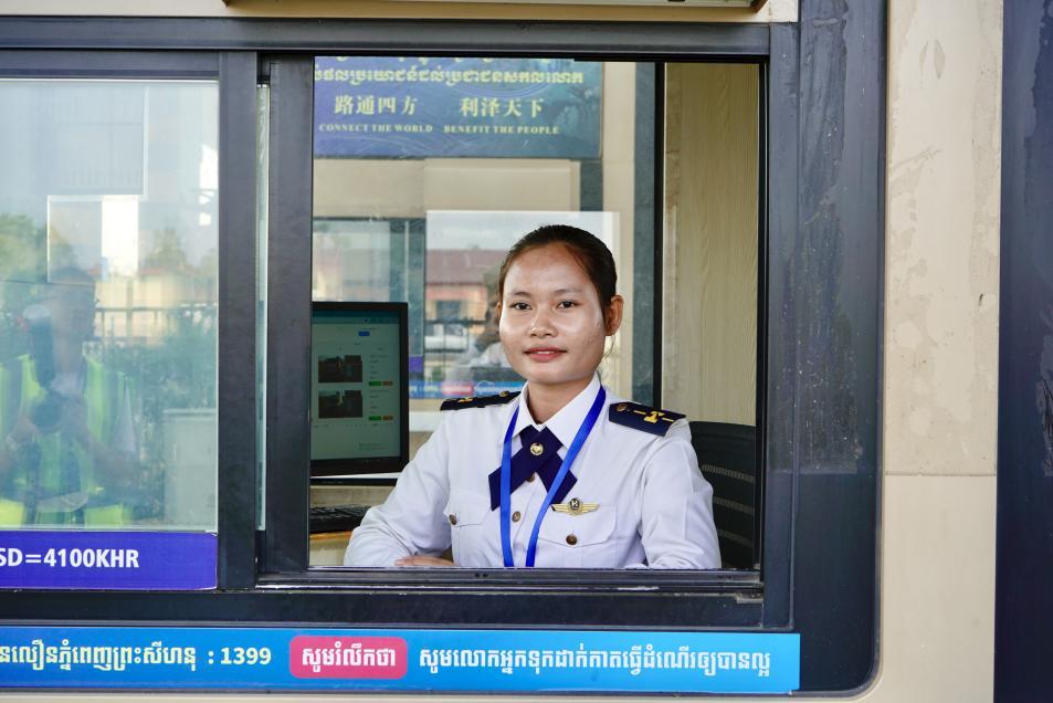 习主席的丝路故事丨这条高速，成为当地百姓的“幸福路”