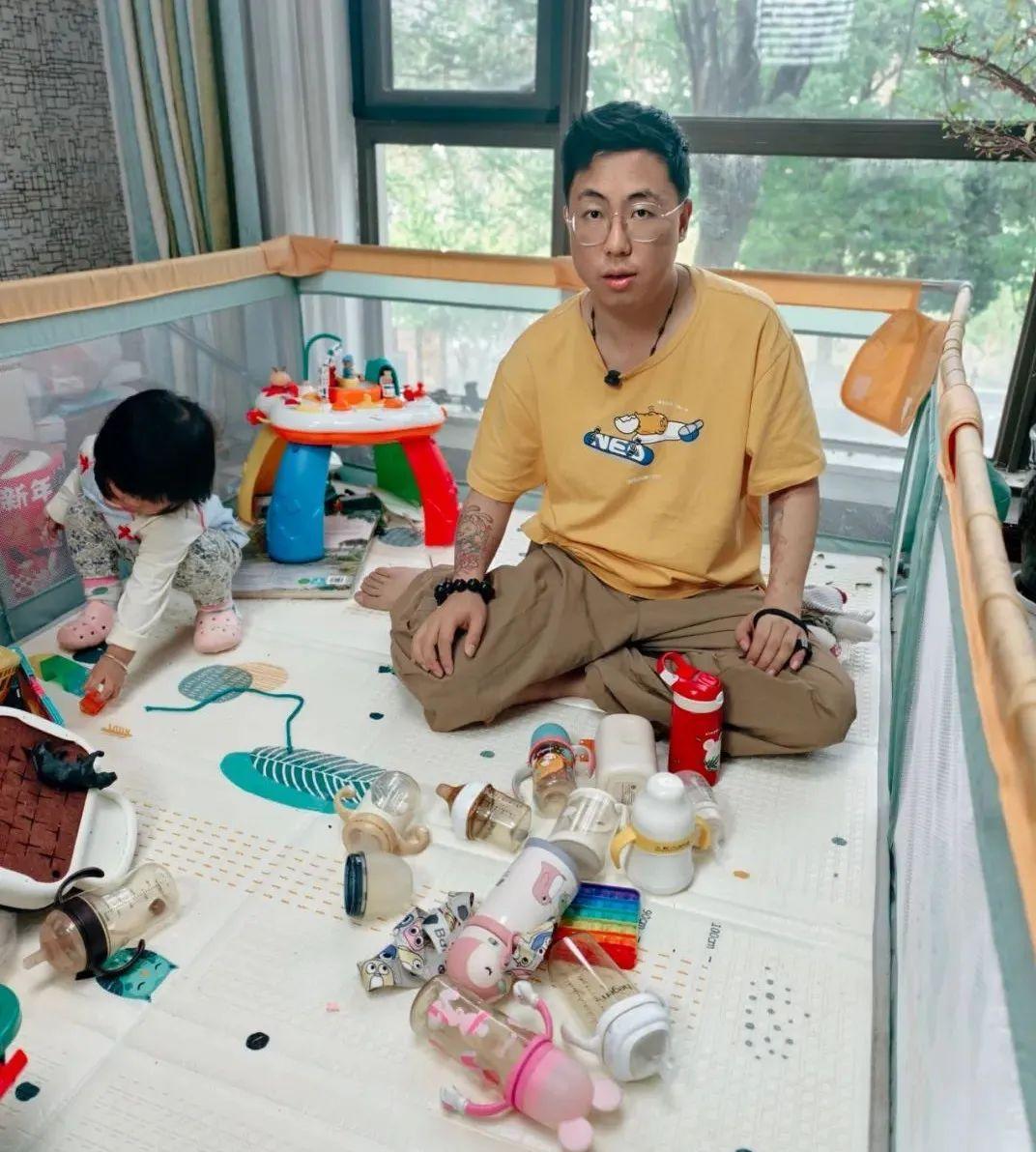 男子全职带娃患产后抑郁 现已离婚