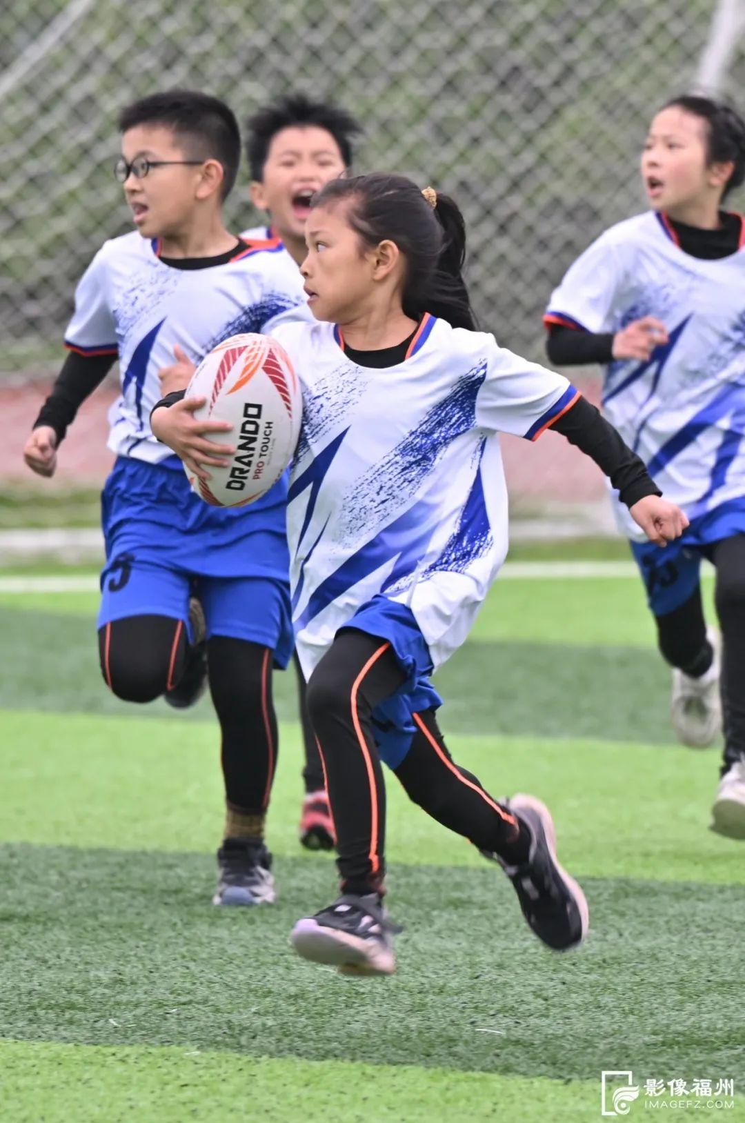 超燃！这群橄榄球小将太飒了！