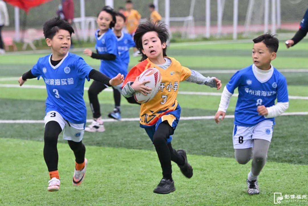 超燃！这群橄榄球小将太飒了！