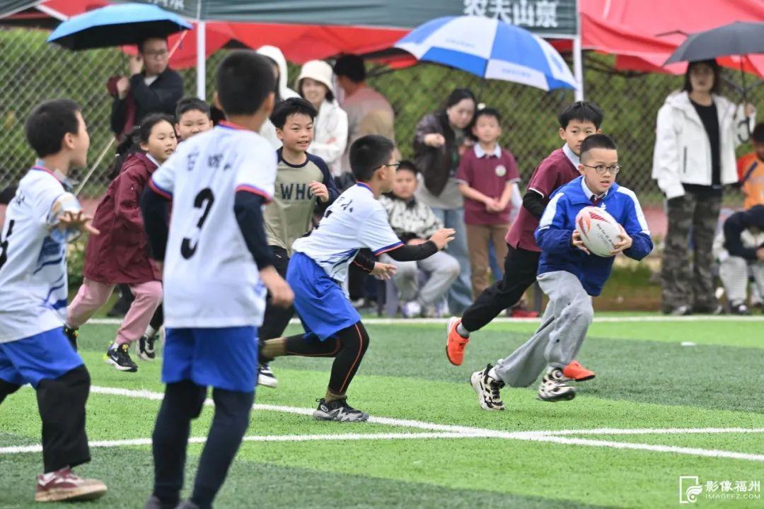 超燃！这群橄榄球小将太飒了！