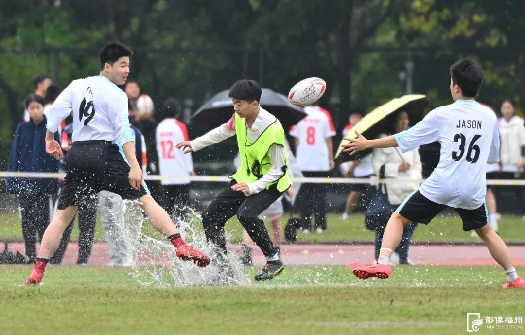 超燃！这群橄榄球小将太飒了！