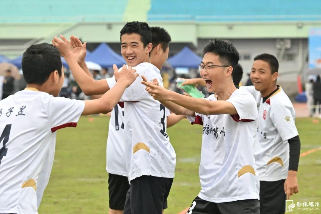 超燃！这群橄榄球小将太飒了！