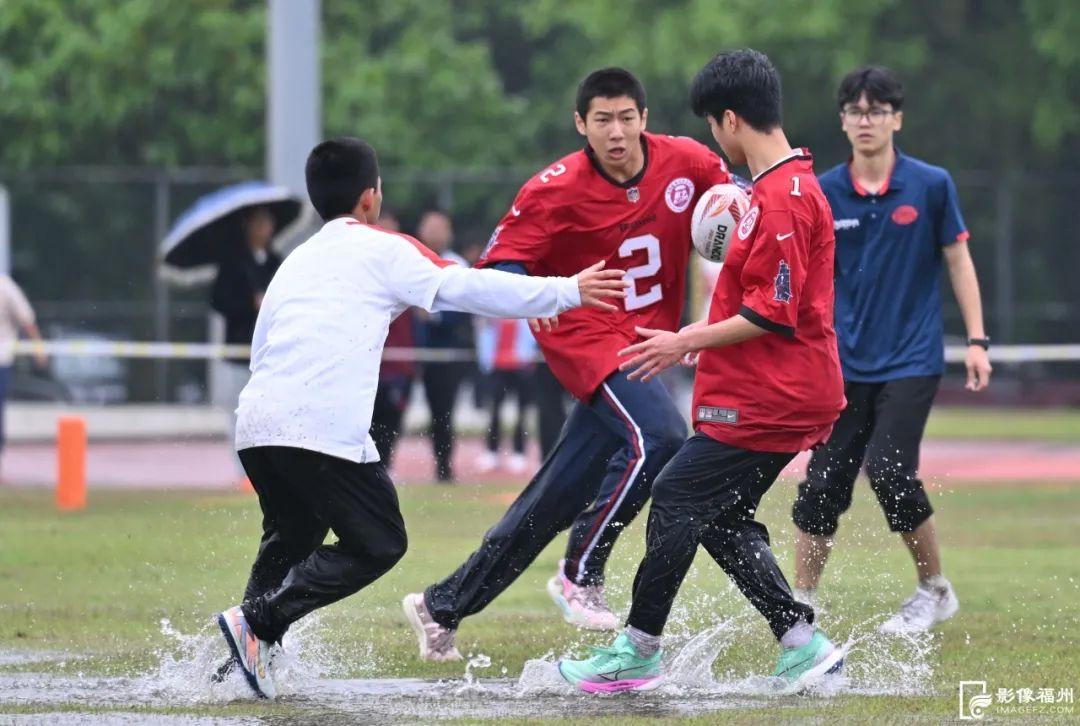 超燃！这群橄榄球小将太飒了！