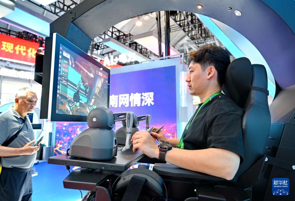 新华网关注：第八届数字中国建设峰会现场体验区迎来首个专业观众日